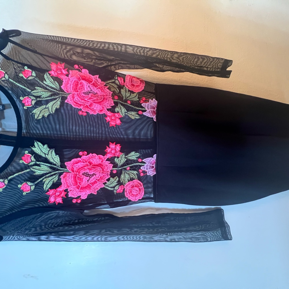 Papaya size S fitted dress with embroidered flowers on the top.